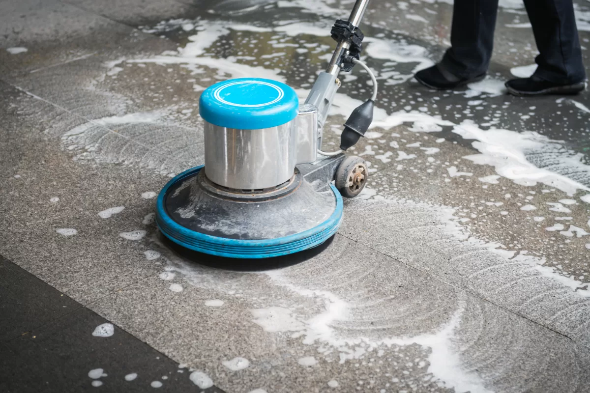 Macchinario professionale per il trattamento pavimenti in ambito industriale, utilizzato per pulizia profonda e manutenzione delle superfici.